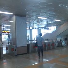 軽電鉄駅改札口付近の様子