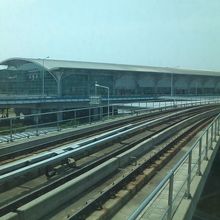 駅ホーム端から見た空港ターミナルの様子