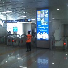 改札口付近の様子