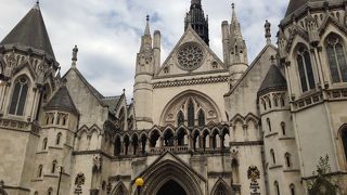 大聖堂のようなすてきな建物の裁判所