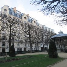 コメルス広場　中央に東屋があります。