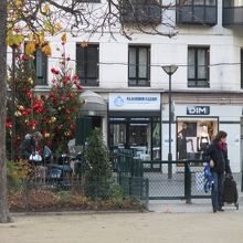 地下鉄コメルス駅入口も隣接しています