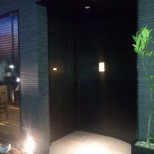 シックな外観です