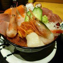 この海鮮丼・・・うまい。結構お得感が有る。