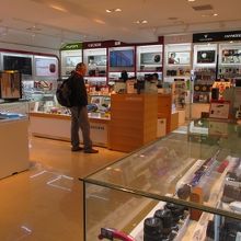 電気製品の店舗は２９番ゲート近く