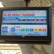 行き先の掲示（駅構内）