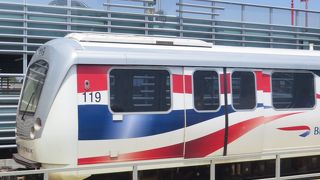 ダウンタウンに向かう一番安い方法。JFK発は２方面の電車があるのでご注意を。