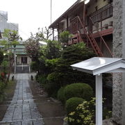 住宅地にある静かな神社です。