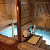 浴場への階段は左右に分かれていますが、中は一緒です。