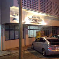 イルミネーションがまぶしい外観