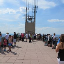 頂上階の展望スペース（手すりの高さに注目）