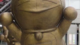 キャラの銅像を触れる