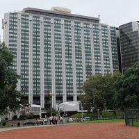 レティーロ駅前のパーク・タワー外観（右手の棟）