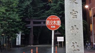 都心にある小さな神社。階段は結構スリルあり。