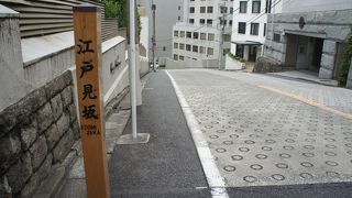 この辺りにしてはかなり急な坂道