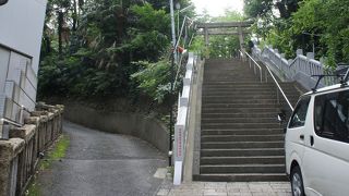 正面の石段が男坂、そこから左手に登る坂が女坂です