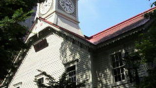 ビル街に佇む時計台