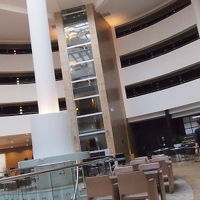 裏にあるエレベーターの中が灼熱地獄だった。