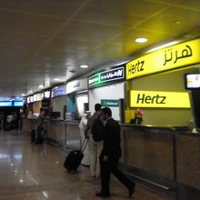 ドバイ国際空港?を利用しています。