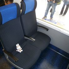 座席です。電気のコンセントもあります。