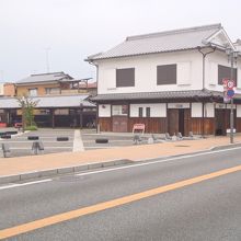 吉井中央バス停付近・バリアフリーの公衆トイレと公園