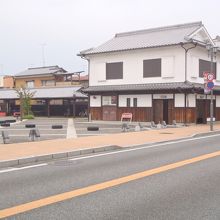 吉井中央バス停付近・バリアフリーの公衆トイレと公園