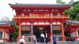 朱塗りの門が目印です。