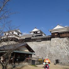 松山城。入口にいるのは、ゆるキャラよしあきくん。