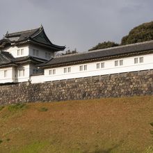 皇居代表する白壁の建物