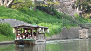 酒蔵と水辺を巡る風情ある観光船