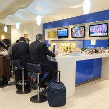 バーコーナー。激込みです。