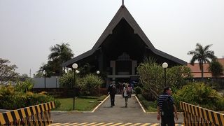 ビザ取得に長蛇の列