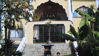 エキゾチックなデザインの本堂