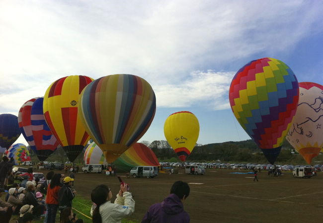 ４０ものカラフルな気球が大空を舞います！