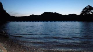 キャンプ場併設の湖です