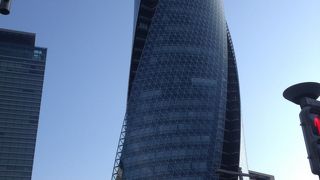 地下に飲食店があります