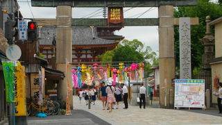 西門にあります