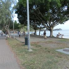 ゲームをしている現地の人