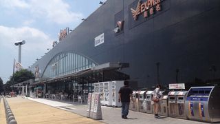 とにかく広くフードが充実してる