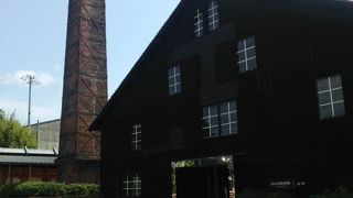 大きな窯が建物中にあります