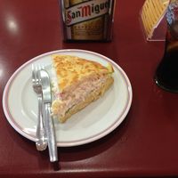 レストランで食べたキッシュ。スペインオムレツの間にサラダ、旨