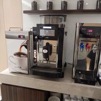 ラウンジ（朝食レストラン場所）にあるコーヒーマシン