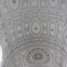 天井も高く白がきれい