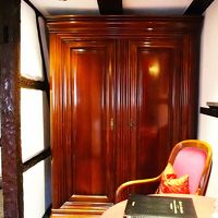 大きなクローゼット、冷蔵庫、セーフティーボックスもあり