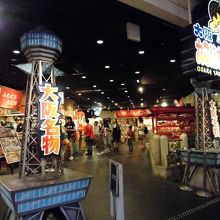 大阪で有名なたこ焼き屋さんが数件入っています。