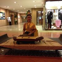 夕方にロビーでお姉さんが奏でてます。