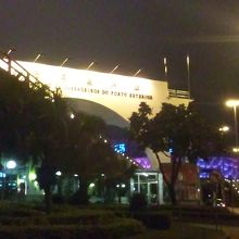 フェリーターミナル越しにオシアナスの青いネオンが見える。