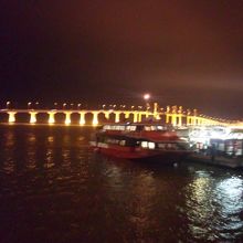 オシアナスはフェリーを降りたらすぐ。