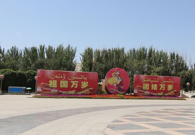 巨大な毛沢東像がそびえたつ