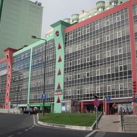 手前のＳＣと奥のホテル